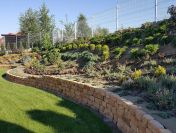 Kamień na ozdobne dekoracyjne murki ogrodowe w ogrodzie