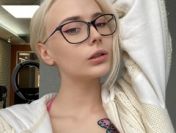 Gorąca dziewczyna szuka mocnych wrażeń